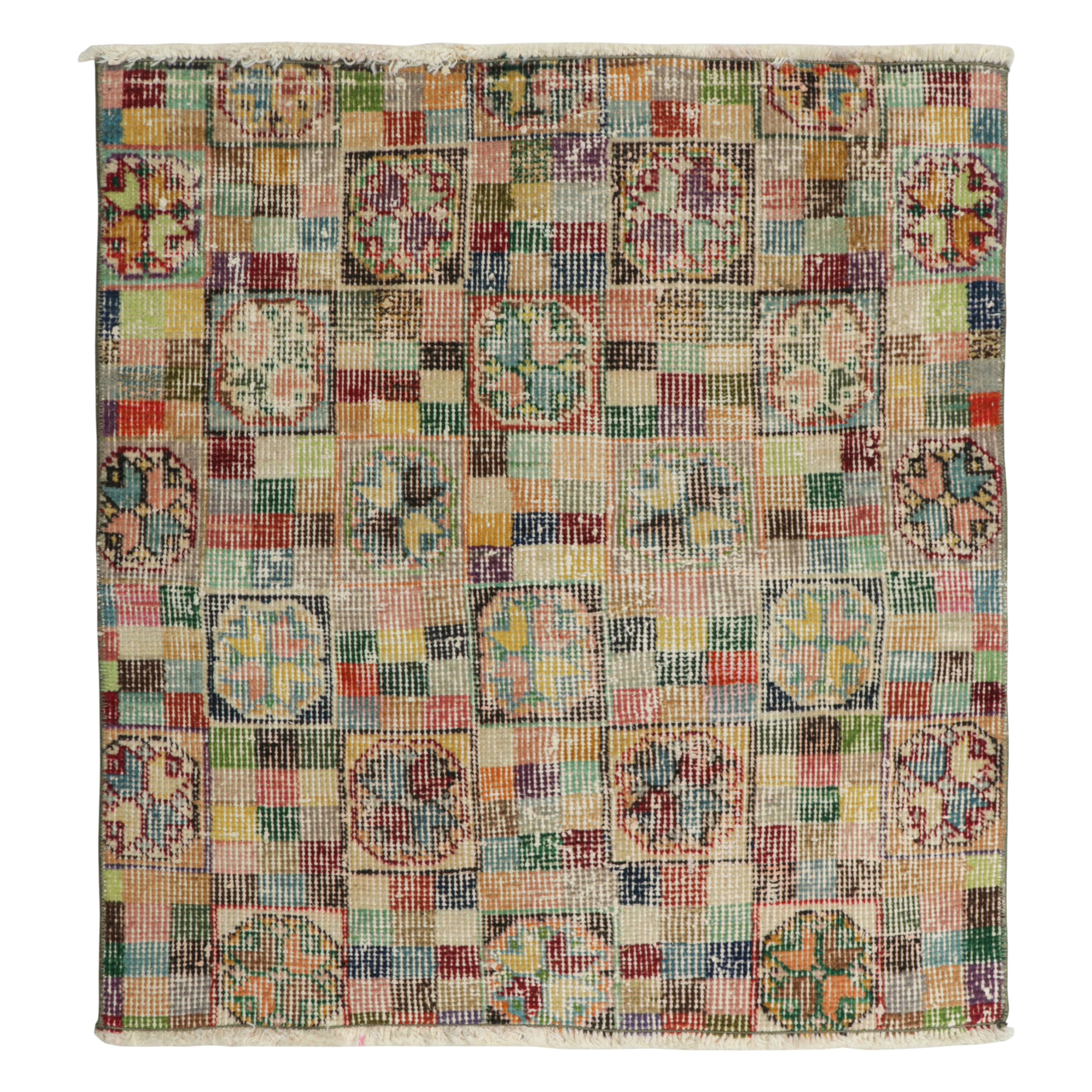 Vintage Zeki Múren Quadratischer Teppich mit polychromen, geometrischen Mustern  Rug & Kilim im Angebot