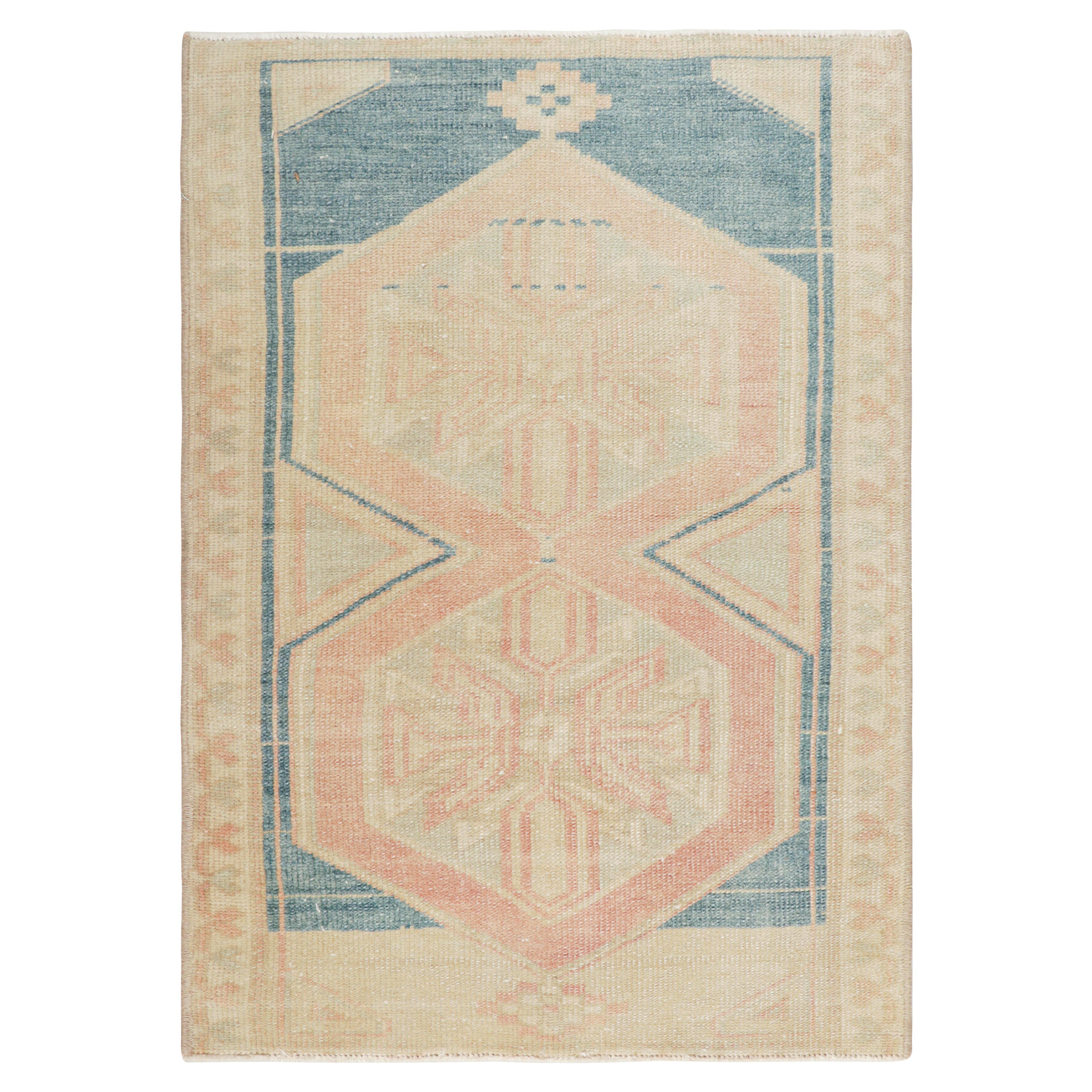 Türkischer Teppich im Oushak-Stil im Vintage-Stil in Blau und Creme mit Medaillon  Rug & Kilim