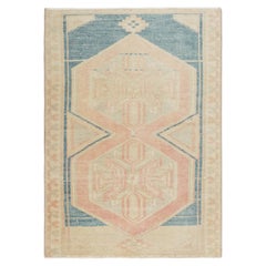 Türkischer Teppich im Oushak-Stil im Vintage-Stil in Blau und Creme mit Medaillon  Rug & Kilim