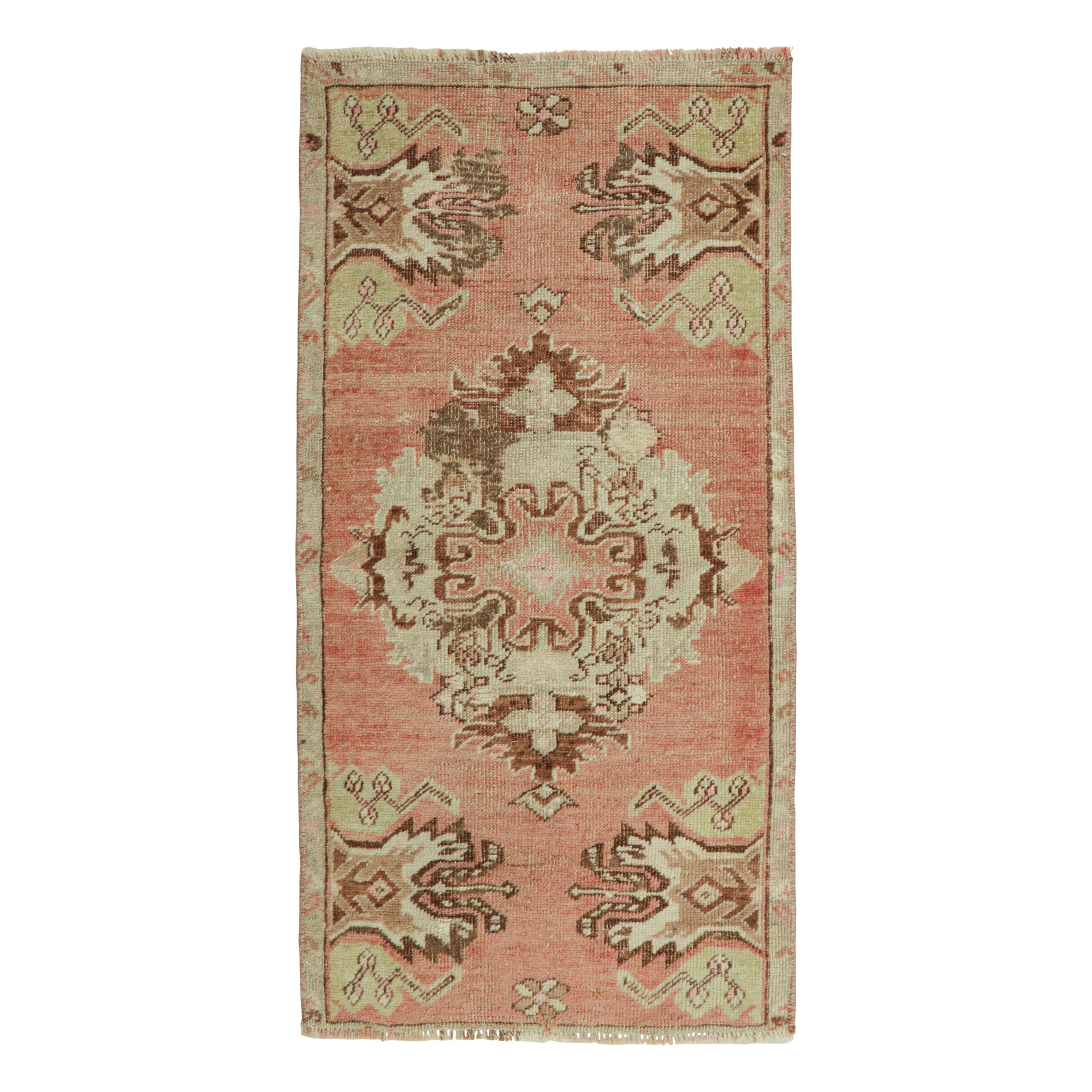 Tapis turc vintage rose et crème avec médaillon floral coloré  Rug & Kilim