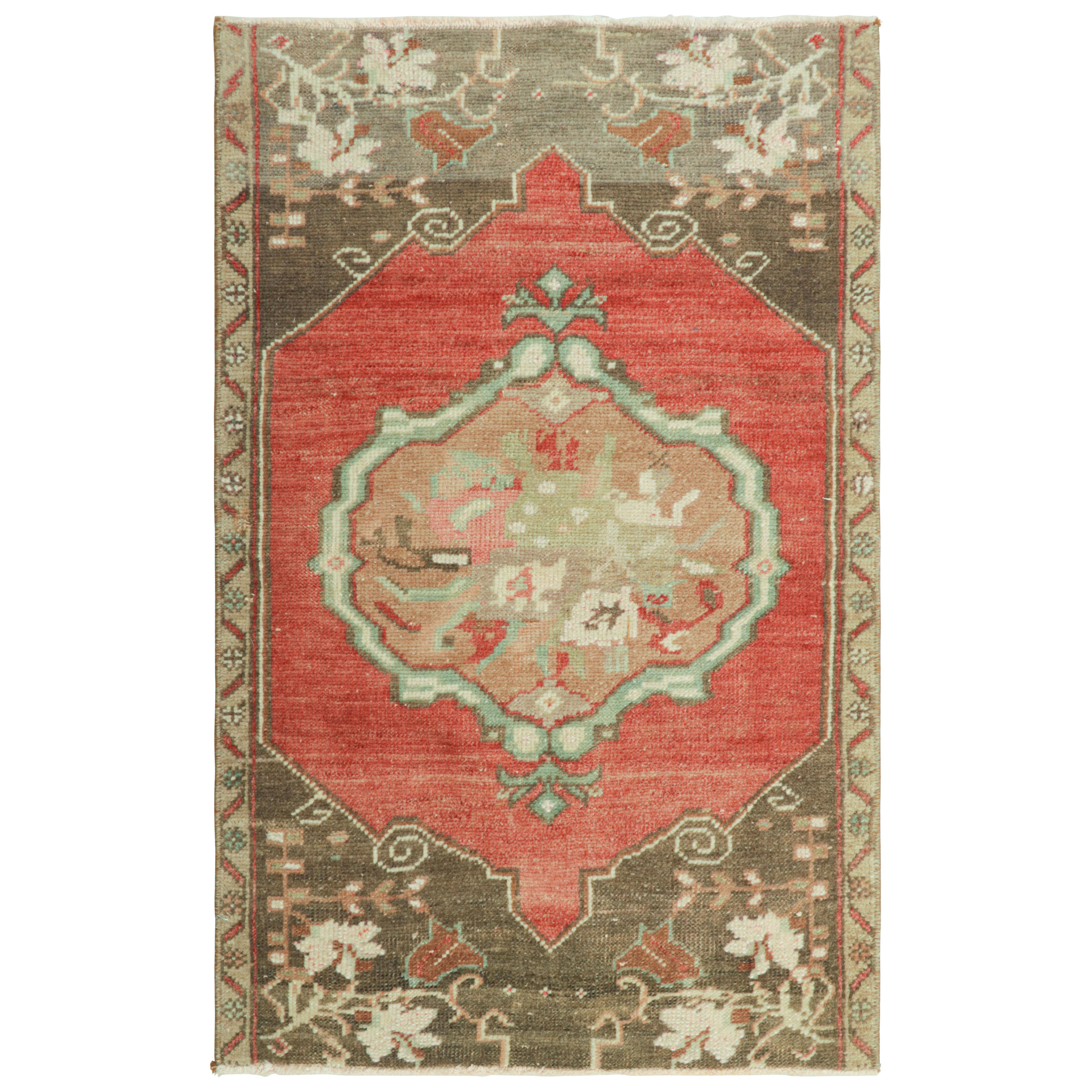 Tapis turc vintage rose et crème avec médaillon floral coloré  Rug & Kilim