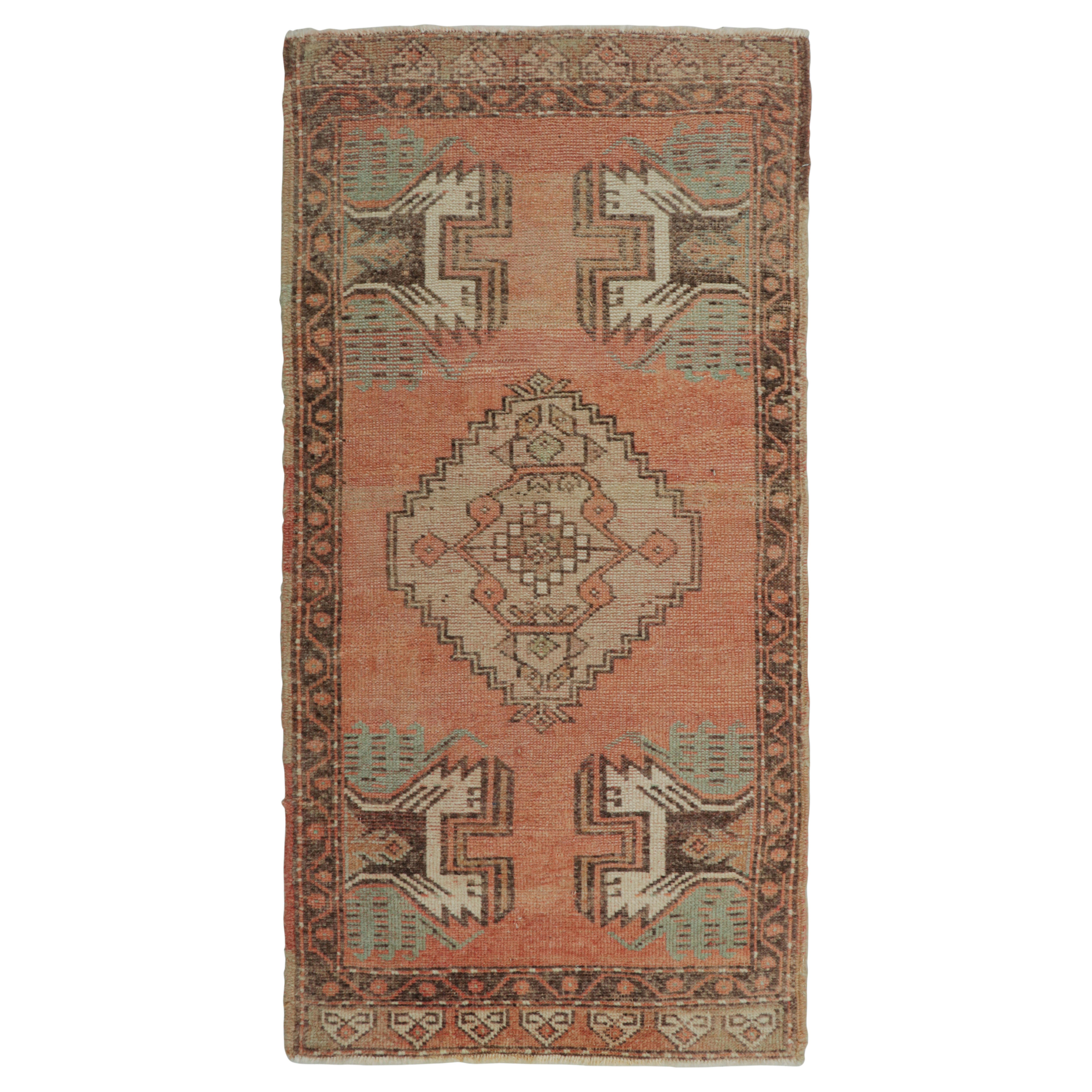 Alfombra turca vintage en rosa y crema con medallón geométrico  Rug & Kilim