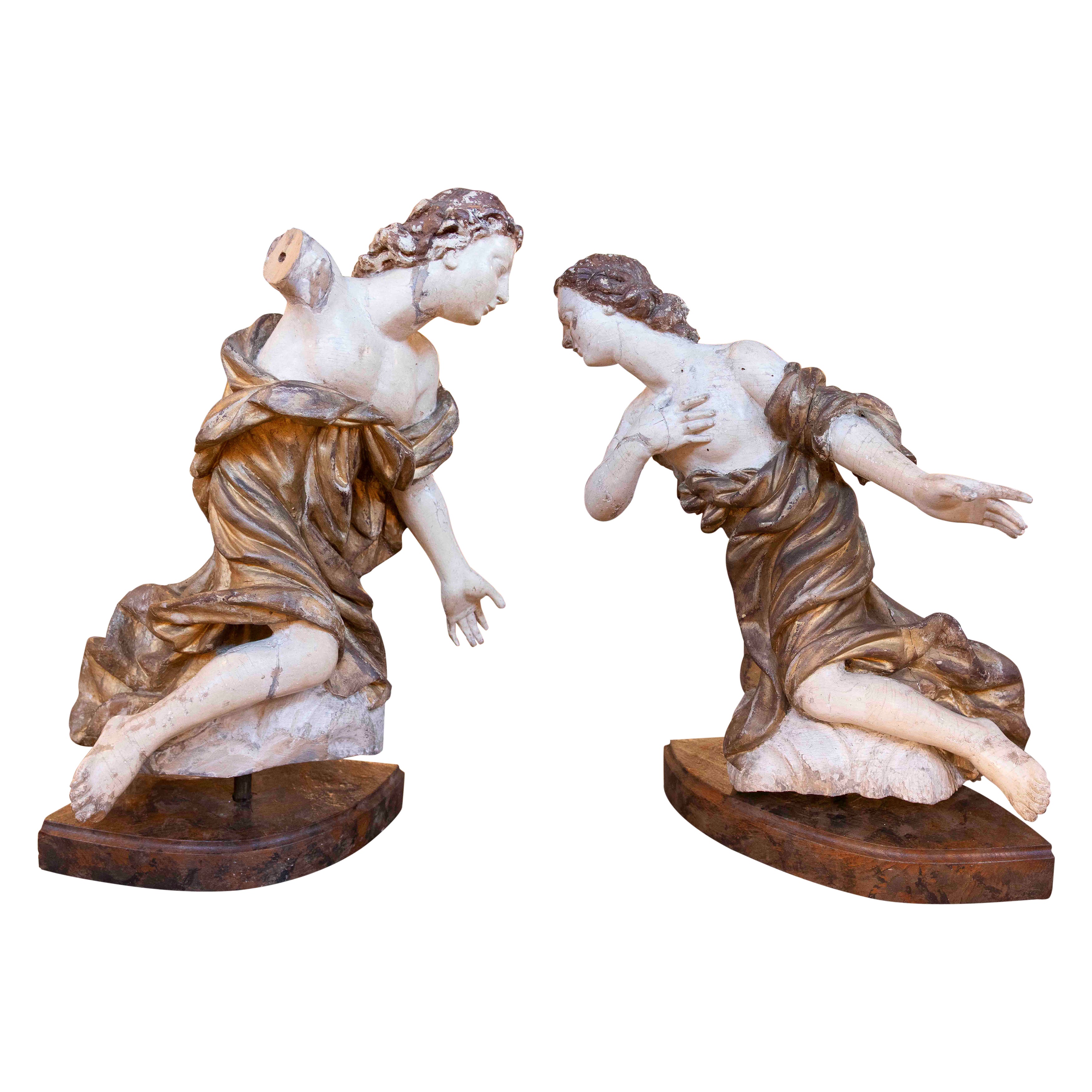 17e paire de sculptures antiques d'anges en Wood Wood polychrome en vente