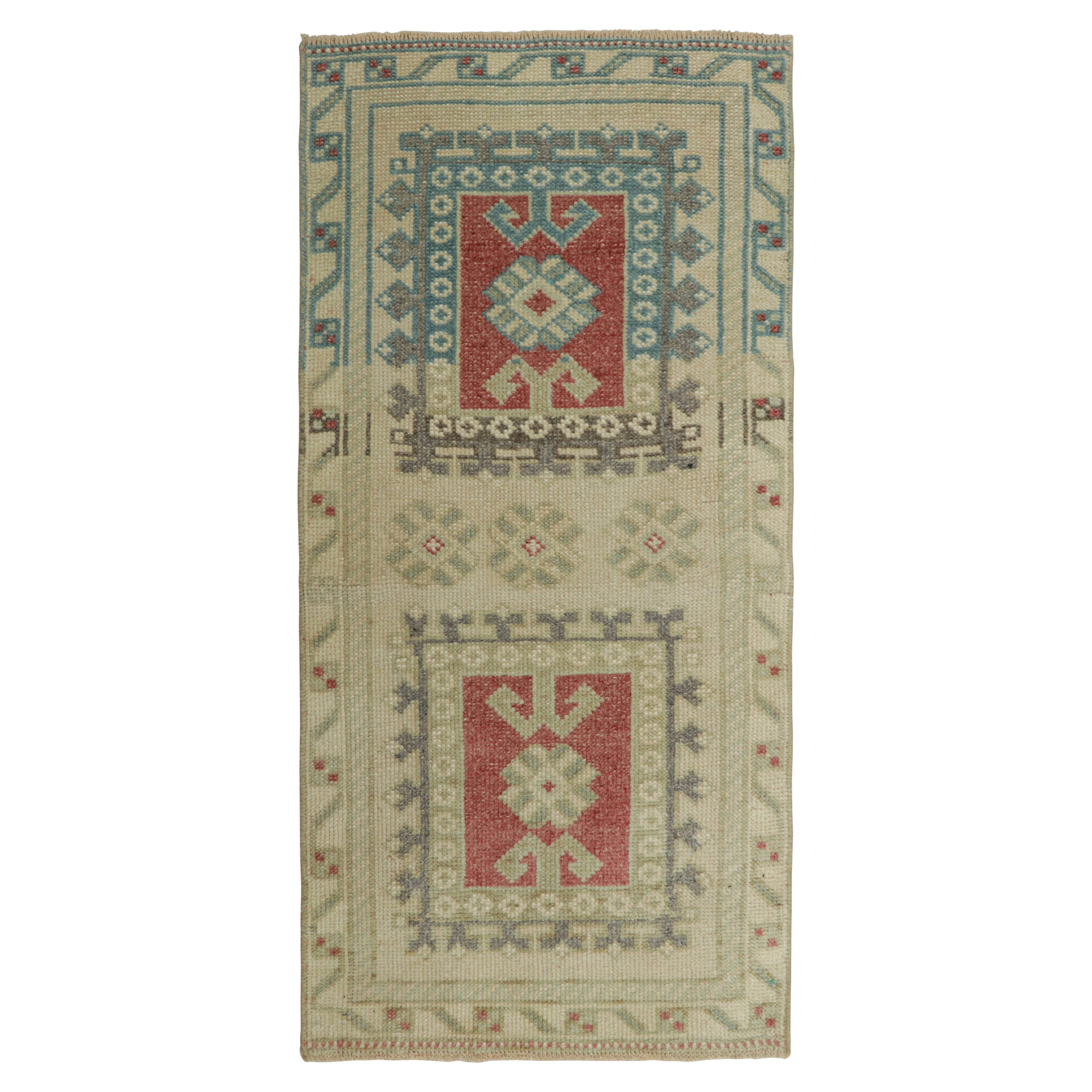 Alfombra turca vintage en beige y crema con medallón geométrico  Rug & Kilim