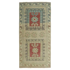Tapis turc vintage beige et crème avec médaillon géométrique  Rug & Kilim