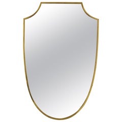 Italienischer 1950er Schildförmiger Wandspiegel mit Messingrahmen