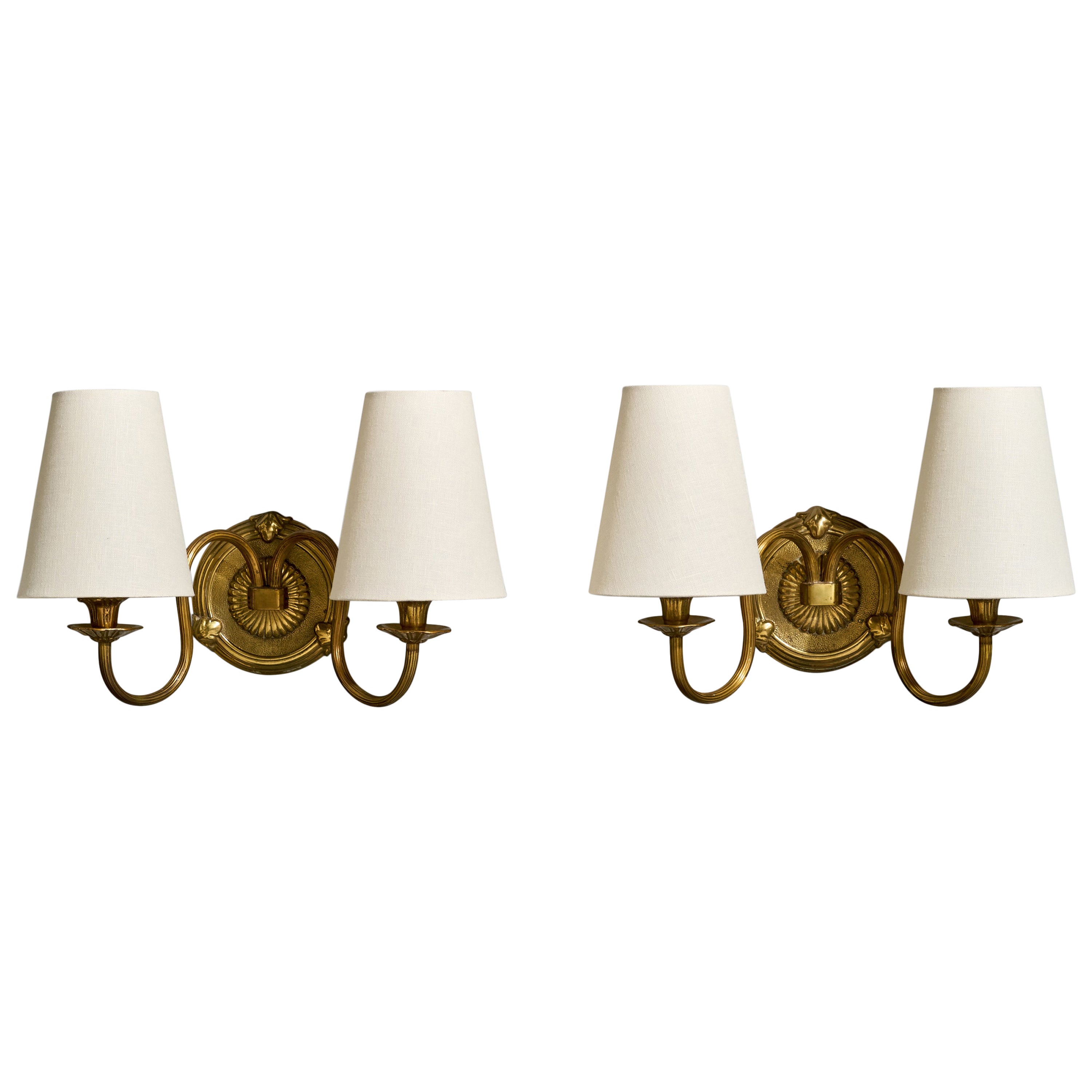 Designer français, Wall Lights, laiton, tissu, France, années 1960