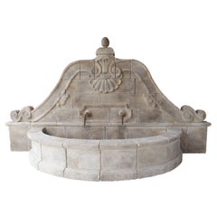 Eine große geschnitzte Kalkstein 2-Auslauf italienischen Villa Wandbrunnen mit gewölbten Becken