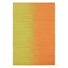 Kilim contemporáneo de Rug & Kilim en rayas amarillas y naranjas y motivos geométricos