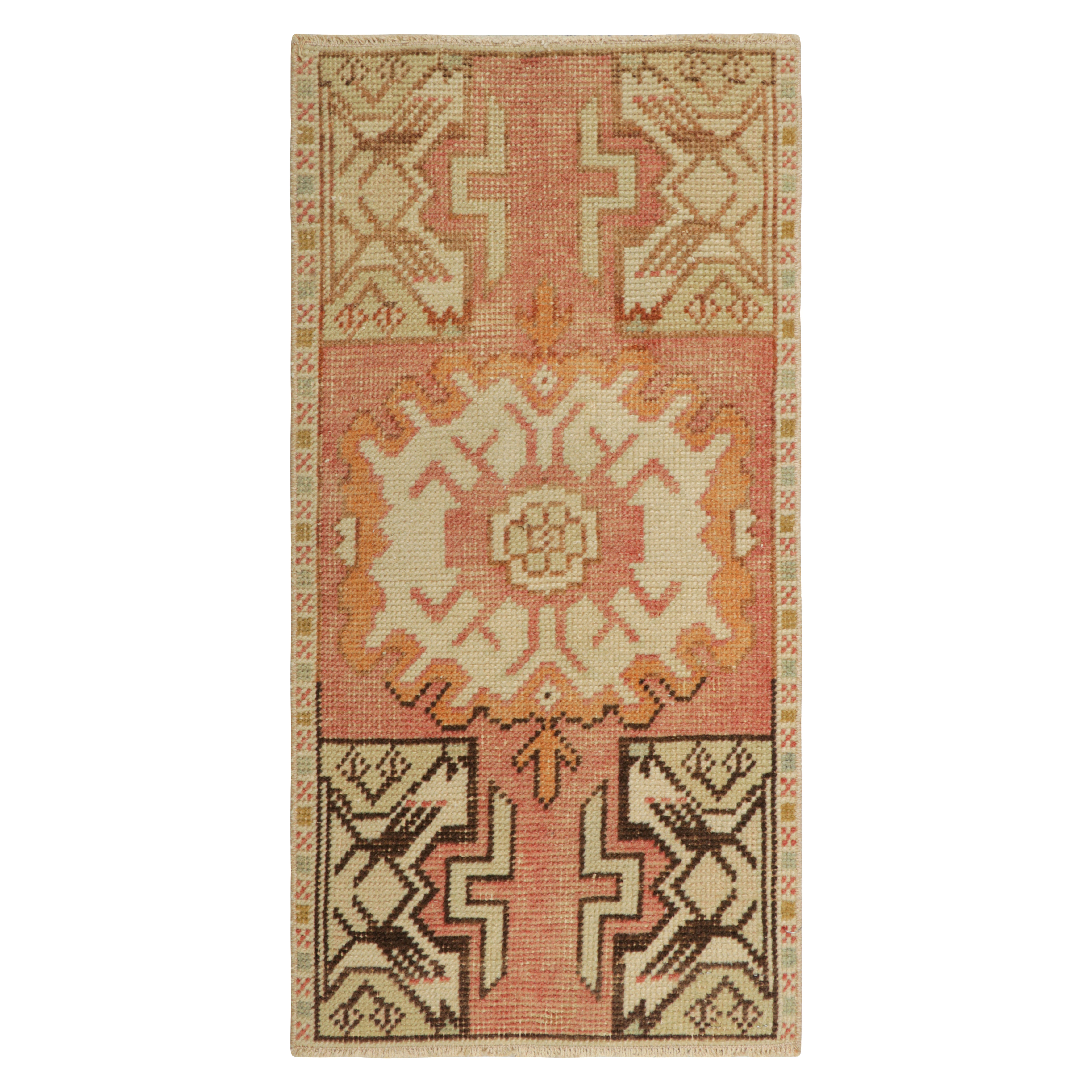 Alfombra turca vintage en rosa y crema con medallón geométrico  Rug & Kilim