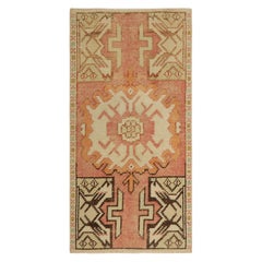 Tapis turc vintage rose et crème avec médaillon géométrique  Rug & Kilim