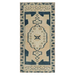 Tappeto turco vintage blu e crema con medaglione geometrico  Rug & Kilim
