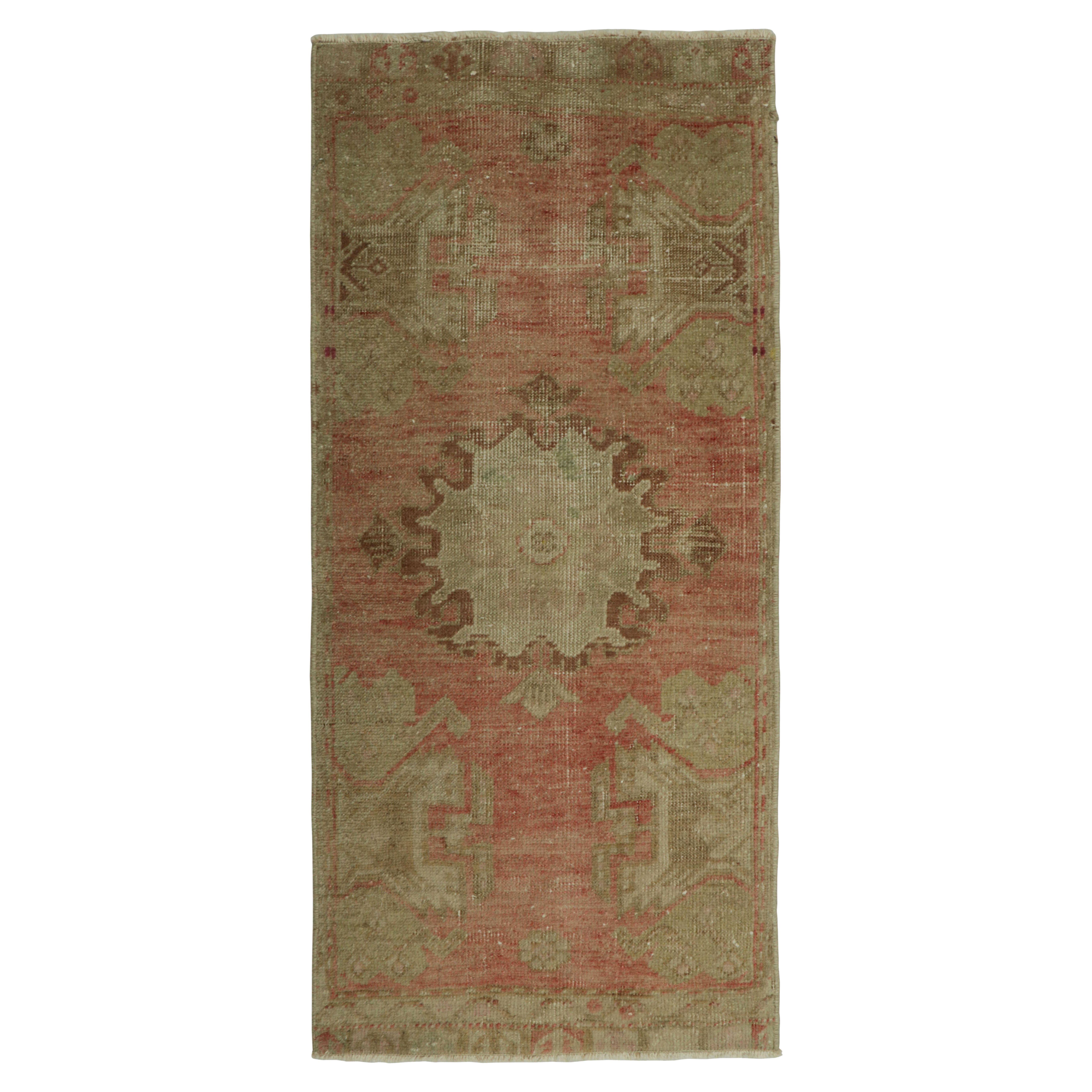 Alfombra turca vintage rosa con medallón floral verde y crema  Rug & Kilim