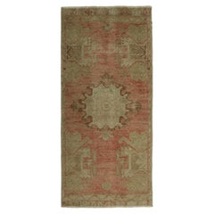 Tappeto turco vintage in rosa con medaglione floreale verde e crema  Rug & Kilim