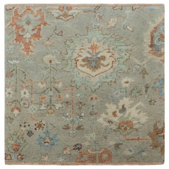 Rug & Kilim: Tappeto quadrato in stile Oushak in blu e beige con fiori