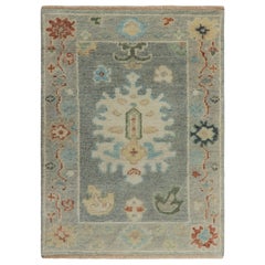 Rug & Kilim's Oushak Style Rug in Blue-Gray with Medallion and Florals (tapis de style Oushak bleu-gris avec médaillon et fleurs)