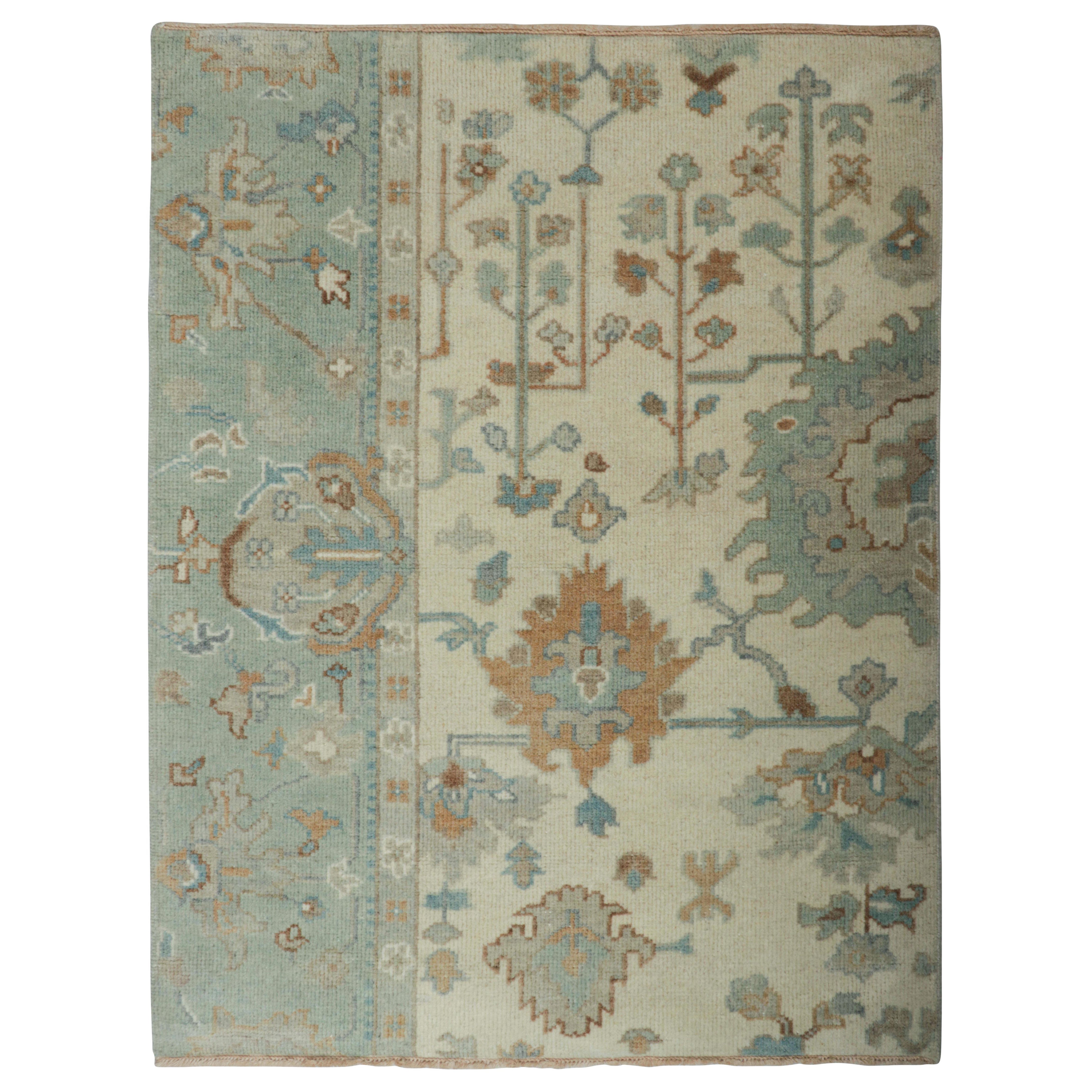 Alfombra Oushak de Rug & Kilim de estilo persa en azul y crema con motivos florales