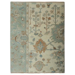 Alfombra Oushak de Rug & Kilim de estilo persa en azul y crema con motivos florales