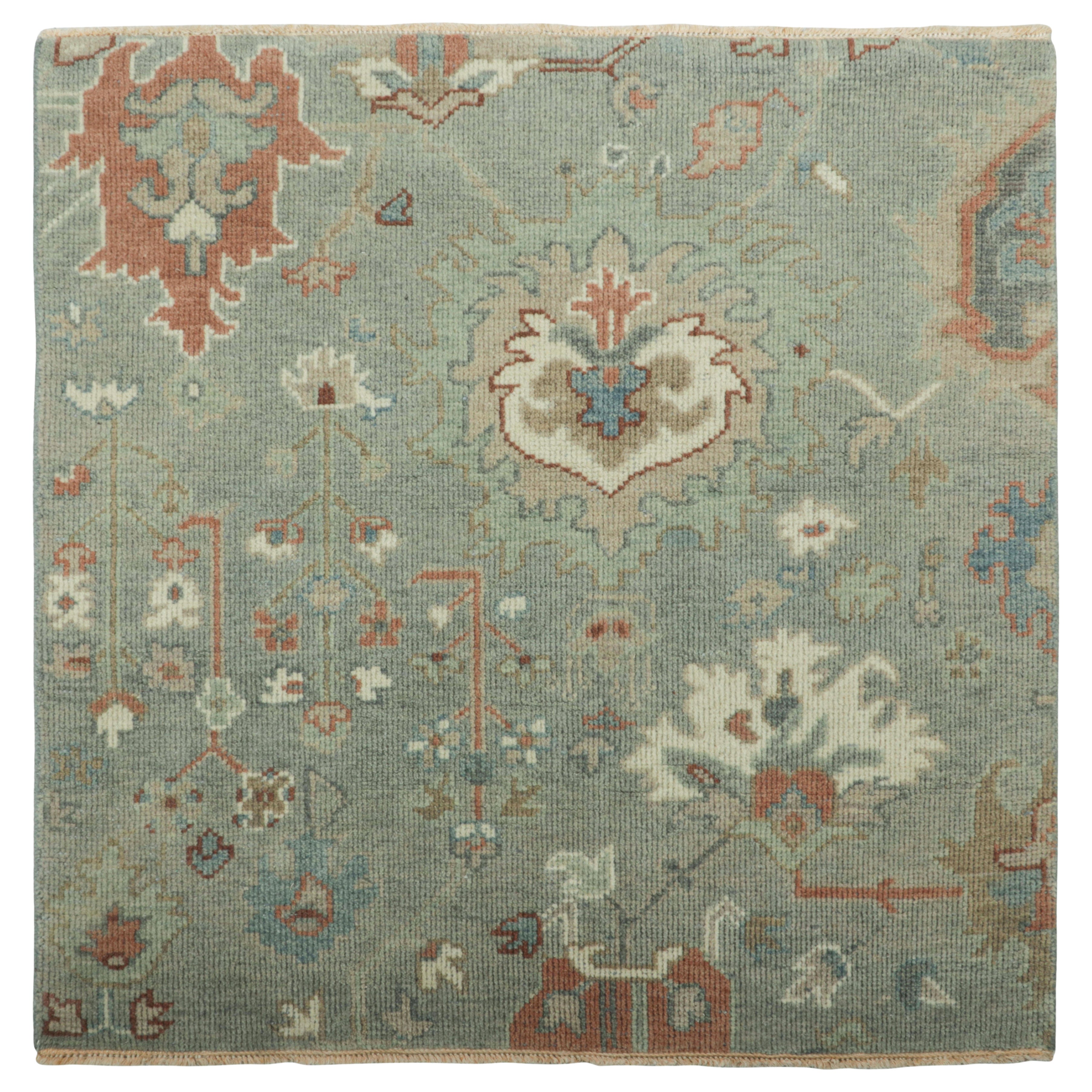 Alfombra cuadrada Oushak de estilo persa en azul con motivos florales de Rug & Kilim
