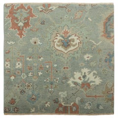 Alfombra cuadrada Oushak de estilo persa en azul con motivos florales de Rug & Kilim