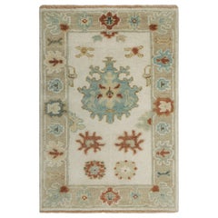 Alfombra estilo Oushak de Rug & Kilim en beige-crema con medallón y flores
