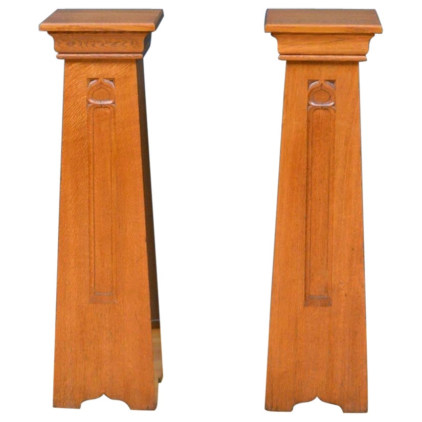 Pareja de elegantes pedestales Arts and Crafts de roble en venta