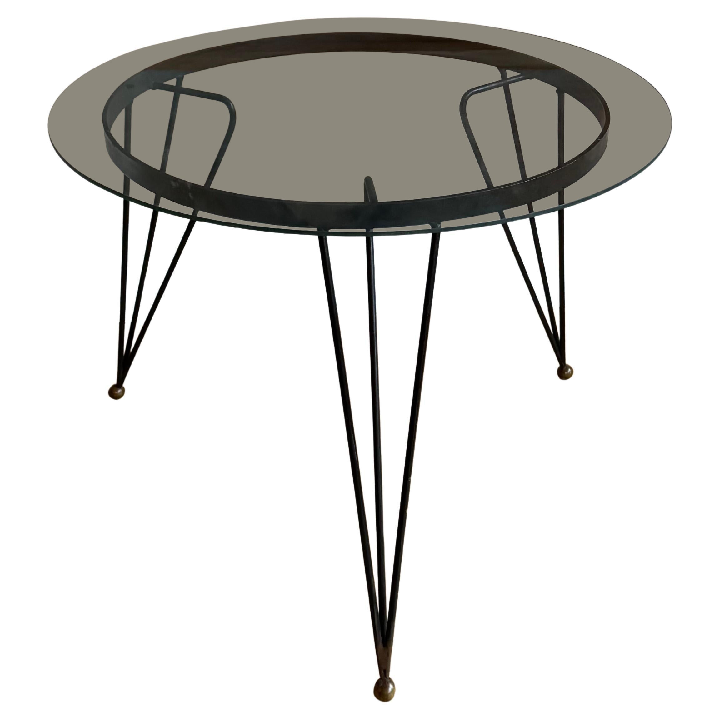 Table d'appoint en métal noir et doré des années 50, plateau en verre en vente