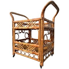 Carrito de servir/bar en seco de ratán de estilo costero de mediados de siglo. Alrededor de 1970