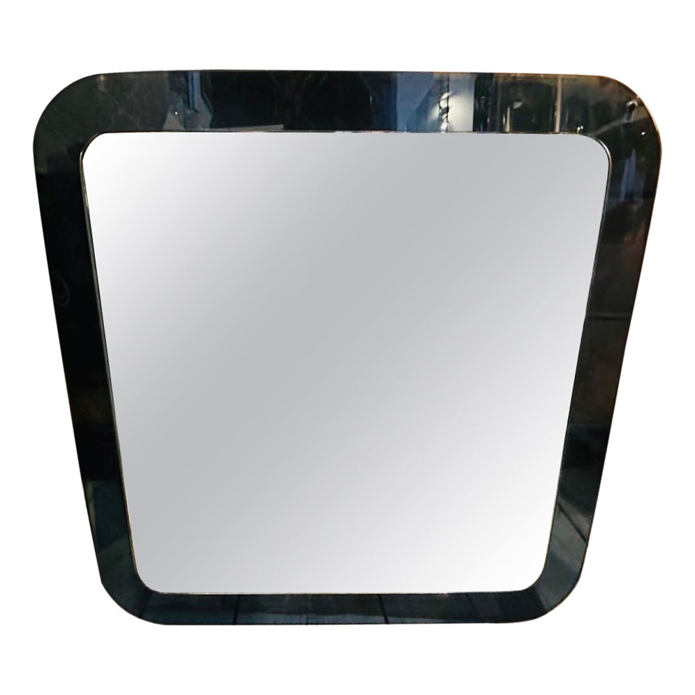 Un incredibile specchio da parete quadrato progettato e prodotto in Italia da Lupi Cristal Luxor. Lo specchio è un pezzo distintivo ed elegante che riflette le tendenze innovative del design dell'epoca. 
Lo specchio ha una forma quadrata con angoli