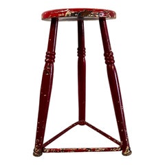 Taburete de obrero pintado de rojo del siglo XIX