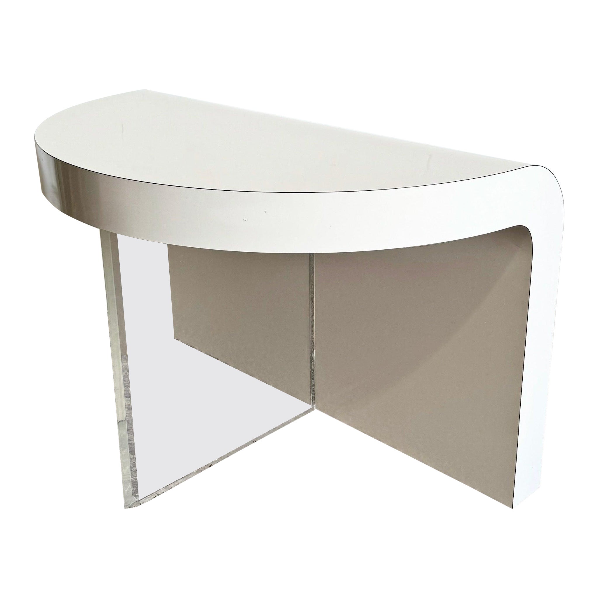 Mesa Auxiliar Postmoderna Esculpida de Laminado Lacado Blanco y Cascada de Lucite