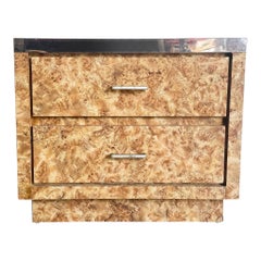 Comodino/tavolino postmoderno in laminato di legno di radica cubica