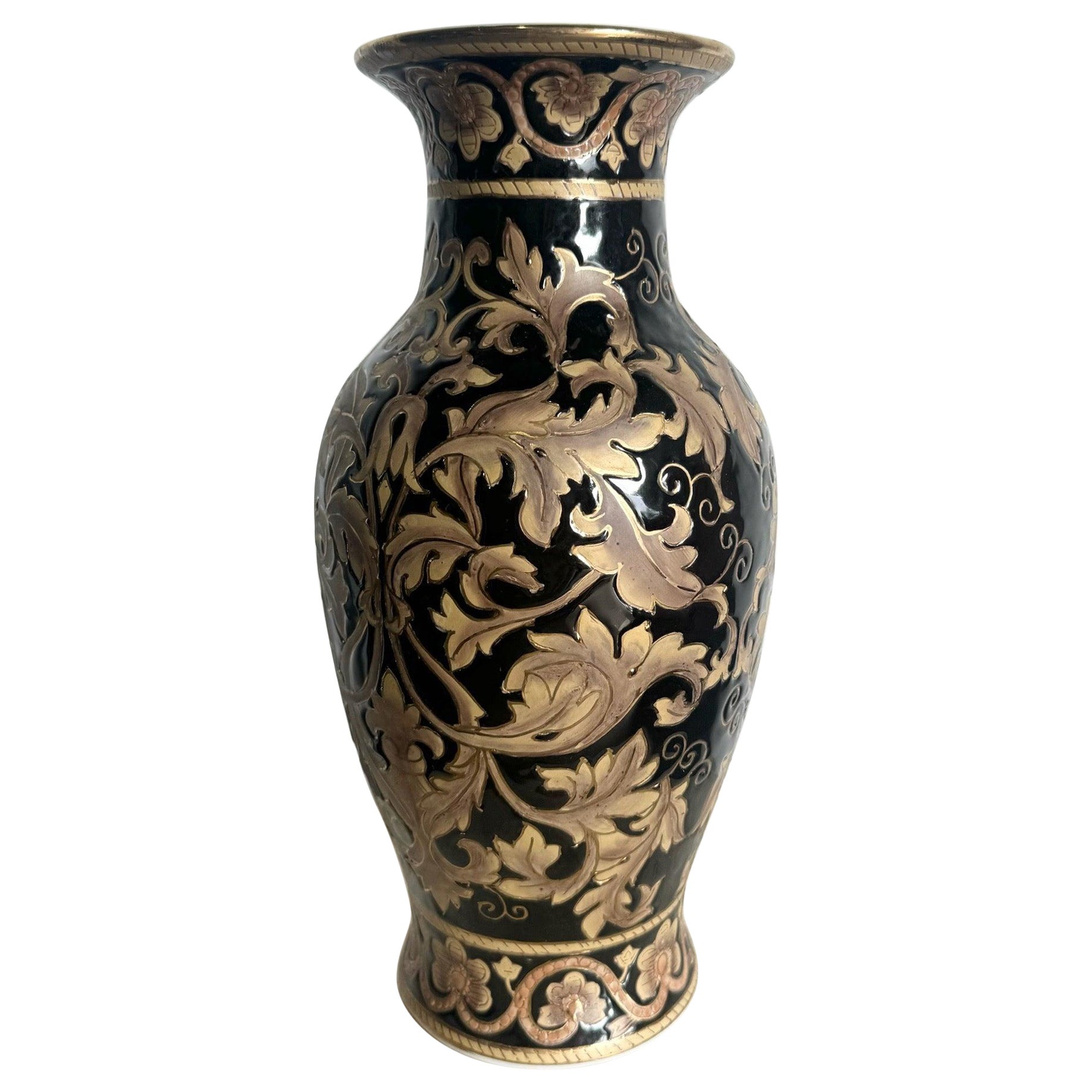 Vaso cinese d'epoca in porcellana nera e oro in vendita