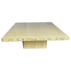 Italienischer polierter Travertin Quadratischer Couchtisch mit Raw Edge Stone International