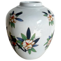 Jarrón de porcelana china pintado a mano con motivos florales