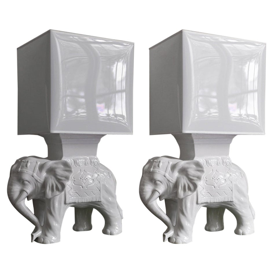 Coppia di lampade a forma di elefante in ceramica complete di paralume