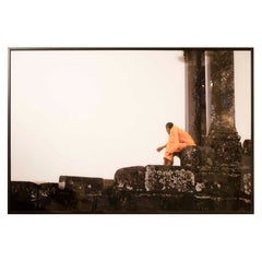 Photographie contemporaine d'un moine dans un temple ancien