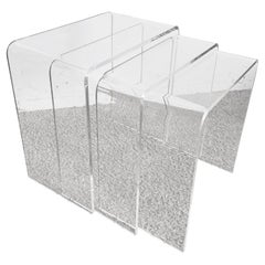 Postmoderner Wasserfall-Beistelltisch aus Lucite mit Schachtel - 3er-Set