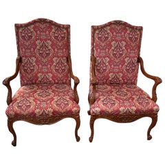Somptueuse paire de fauteuils de style français en bois sculpté et tapissés