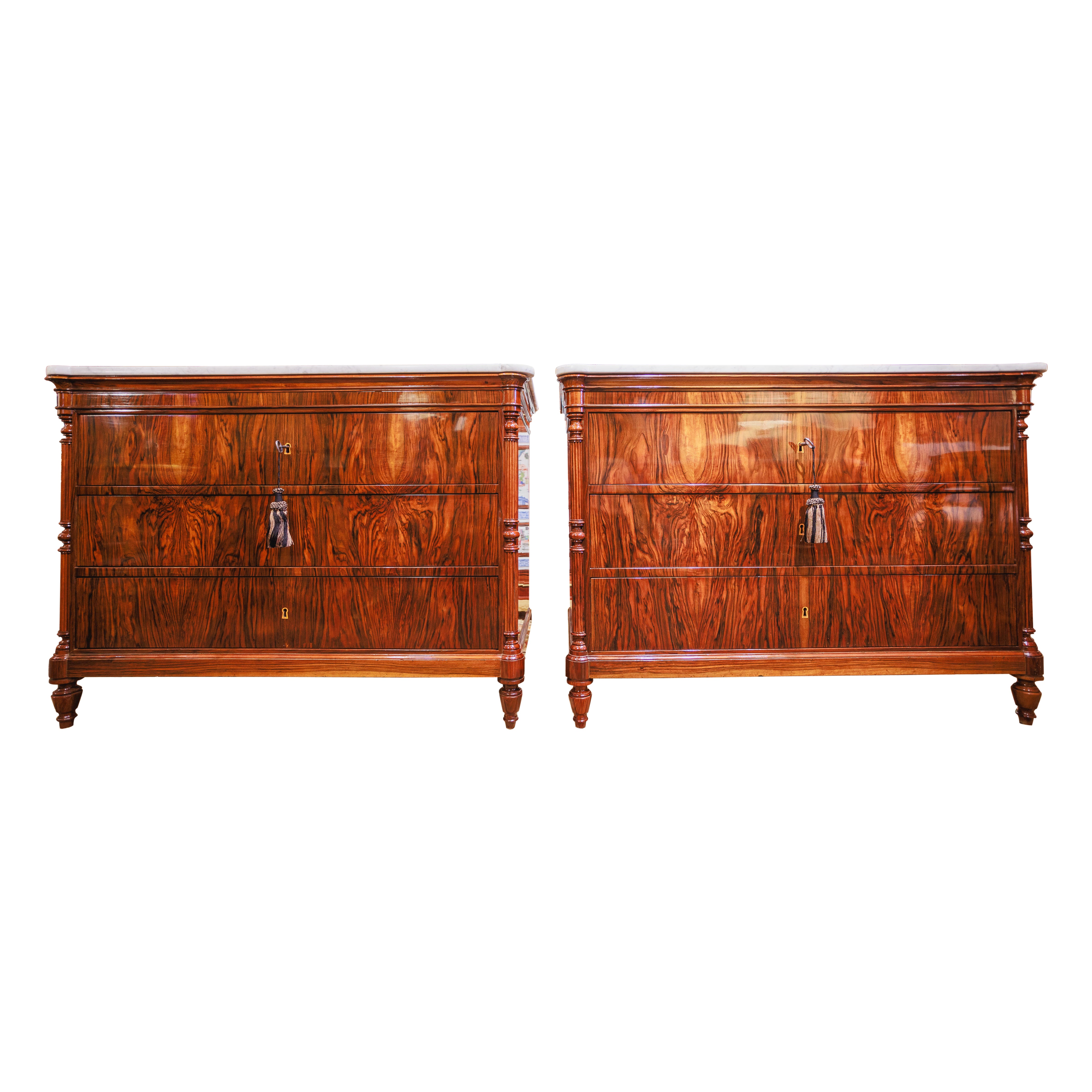 Bella coppia di commodes in noce con piano in marmo del XIX secolo di Louis Philippe in vendita