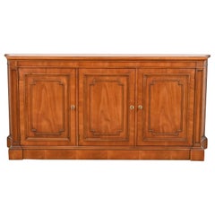 Kindel Furniture buffet ou meuble de bar de style Régence française Louis XVI en cerisier