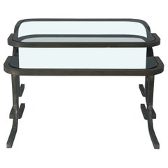 Coppia di tavolini moderni di metà secolo con piano in vetro verde e ottone, anni '50, Italia