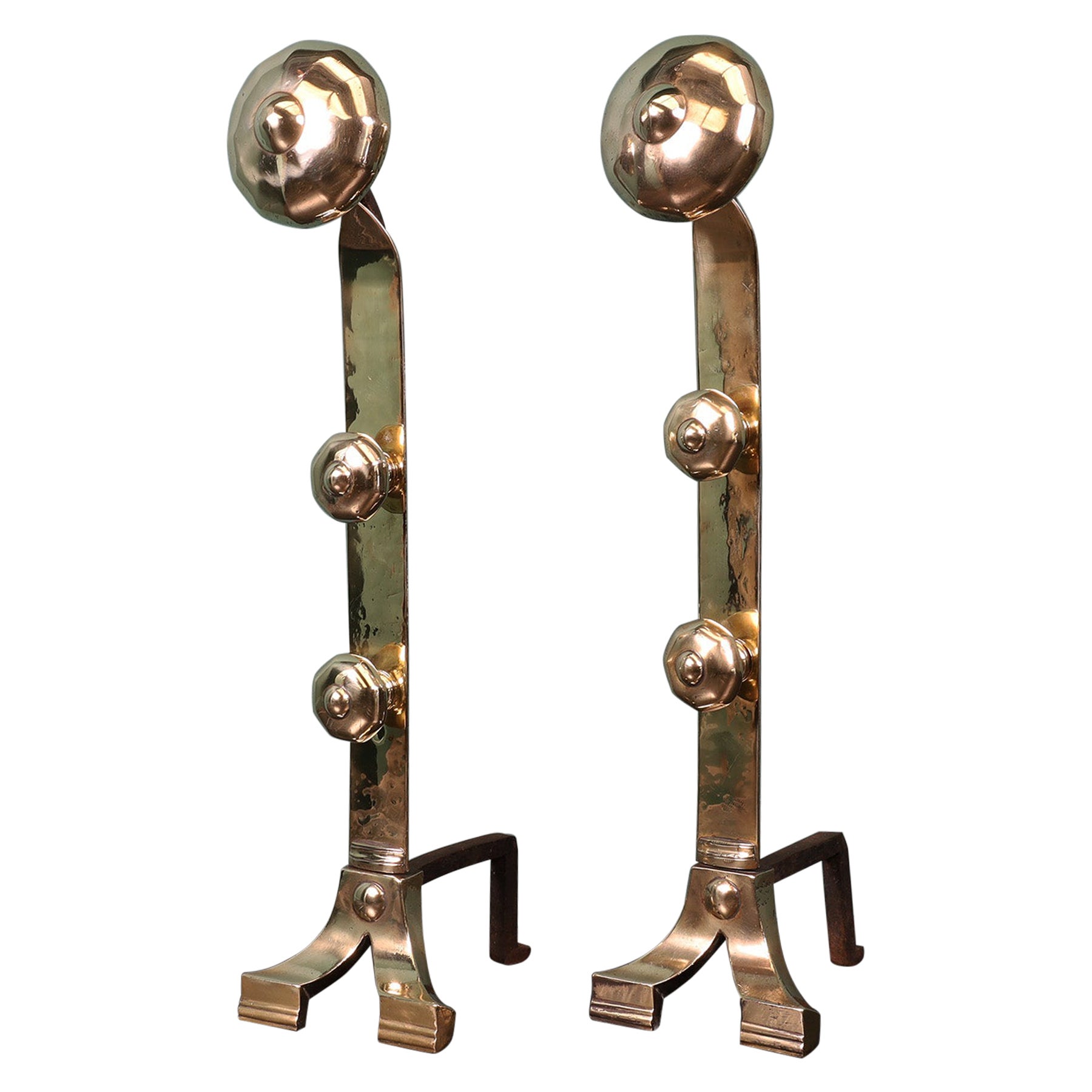 Ein großes Paar von Messing Arts & Craft Andirons Feuerhunde im Angebot