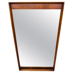 Miroir mural en noyer Perspecta de The Moderns Modernity Kent Coffey