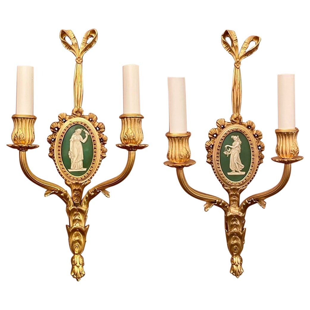 Paar antike französische Ormolu- und Wedgwood-Porzellan-Wandleuchter, CIRCA 1885-1895.