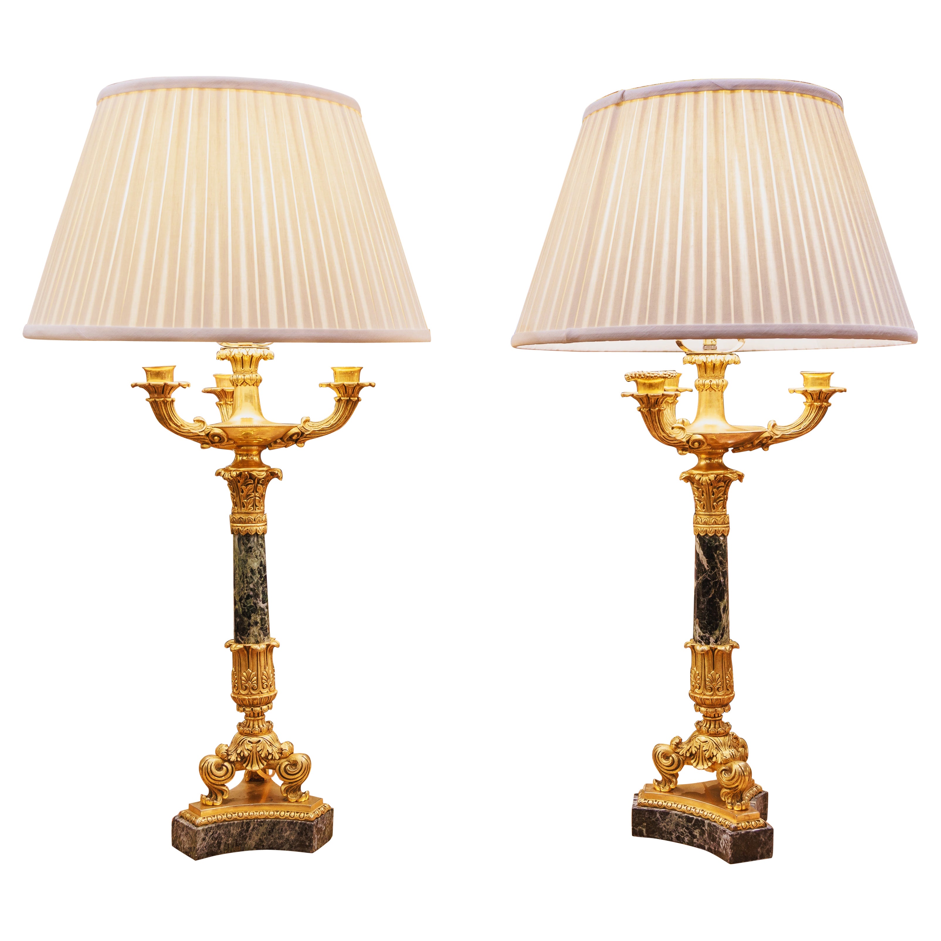 Une belle paire de lampes chandeliers Charles X en bronze doré et marbre