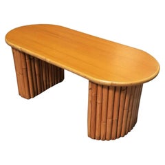 Mesa de centro de caoba restaurada con pata de pedestal de media luna de ratán apilada verticalmente