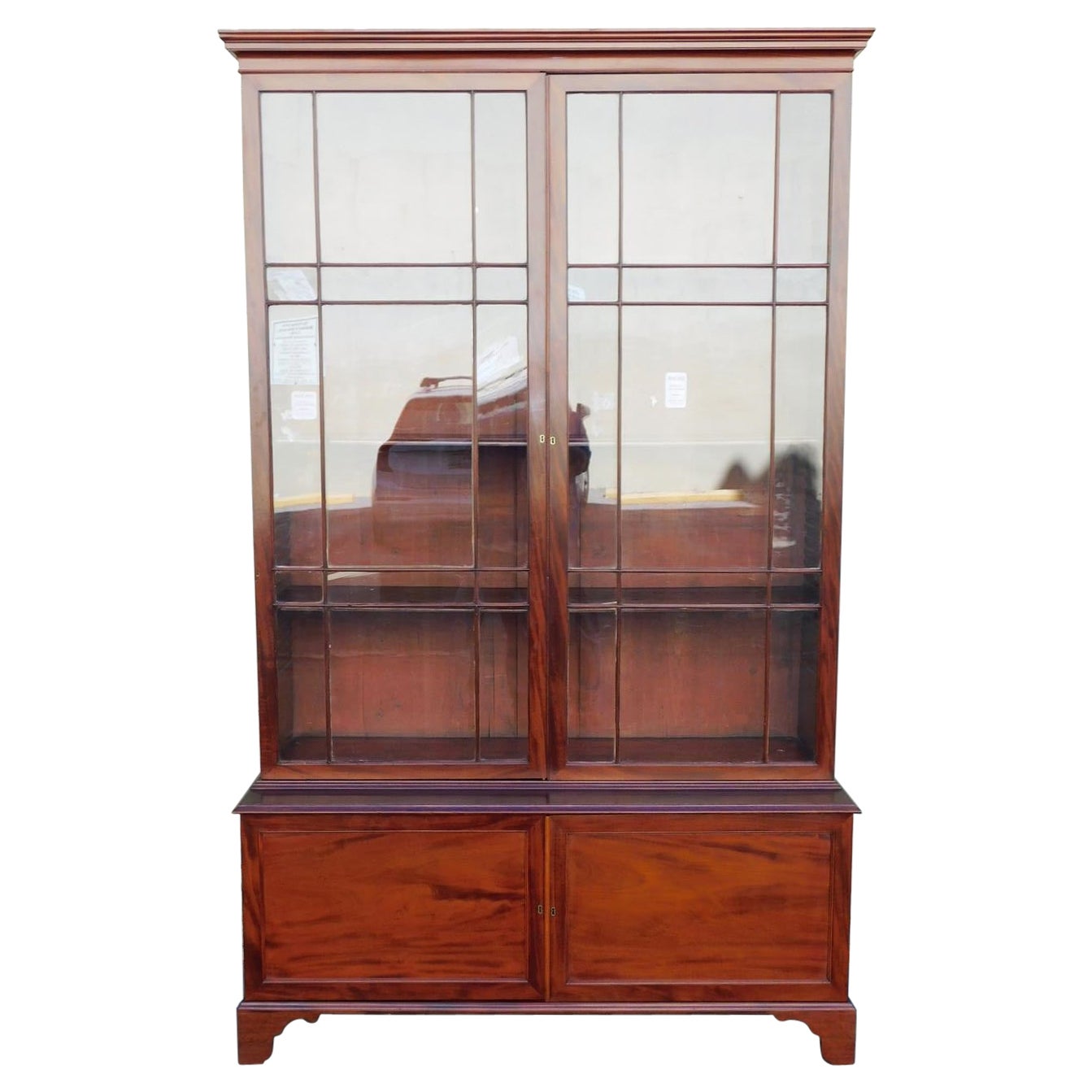 Librería con bisagras de caoba de la Regencia Americana c/ Orig. Cristal sobre pies de ménsula C. 1815