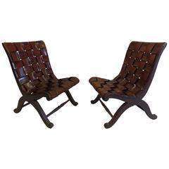 Paire de chaises à lanières en cuir de style néoclassique espagnol moderne et néoclassique par Pierre Lottier