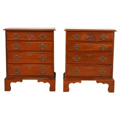 Paire de commodes à quatre tiroirs en bois de cerisier massif Georgian Furniture, paire